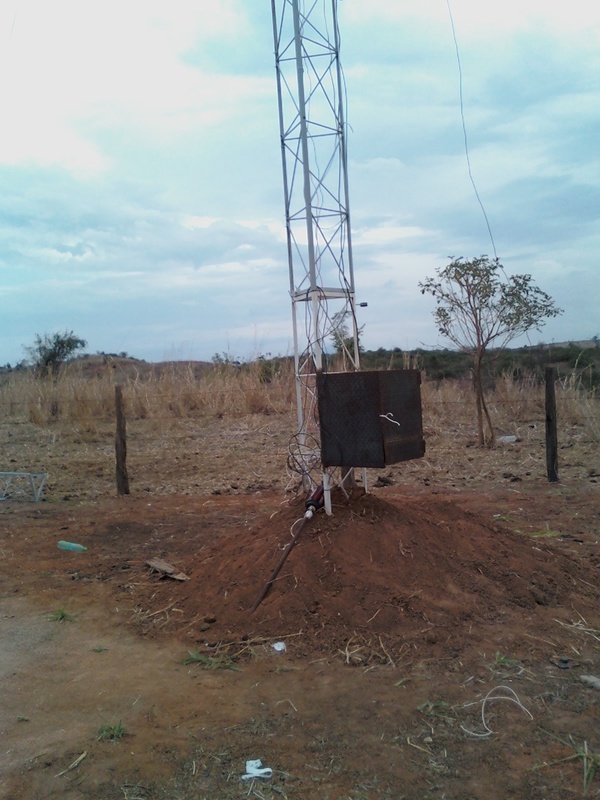 cx soldada na torre..
fico belezinha pra colocar a bateria e etc..