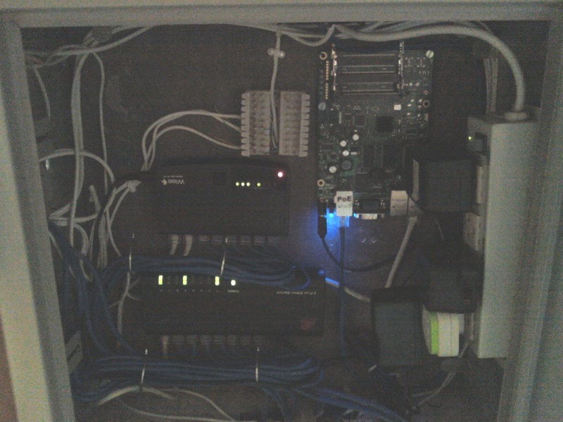 escritorio,
não ficou dos melhores..
rb433 pra sem fio e controle webproxy sem cache,
fios meio organizados ( + - )
telefone + dados..
de perto fica ate bacana..
pois não fica aqueles hubs jogados pelo chão..