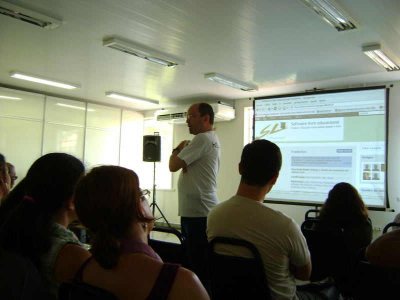 Frederico Guimarães na palestra "Quem quer contribuir com o Software Livre Educacional levante a mão!"