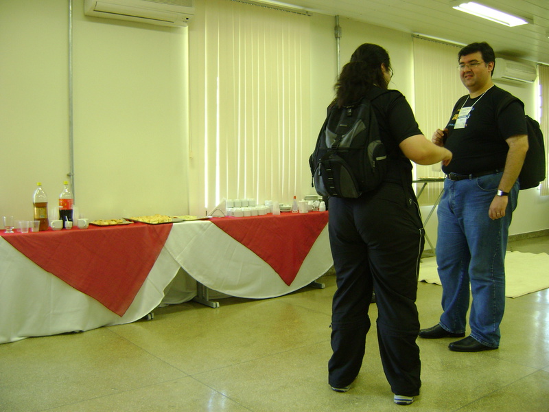 Sala dos Palestrantes. O Alexandre Oliva tá conversando com um cara que não conheço, mas o intuíto era pegar a mesa mesmo... :-)