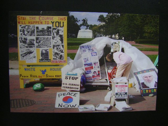 Foto da vigília pela paz em frente a casa branca, em Washington D. C. Essa vigília acontece desde 1981.