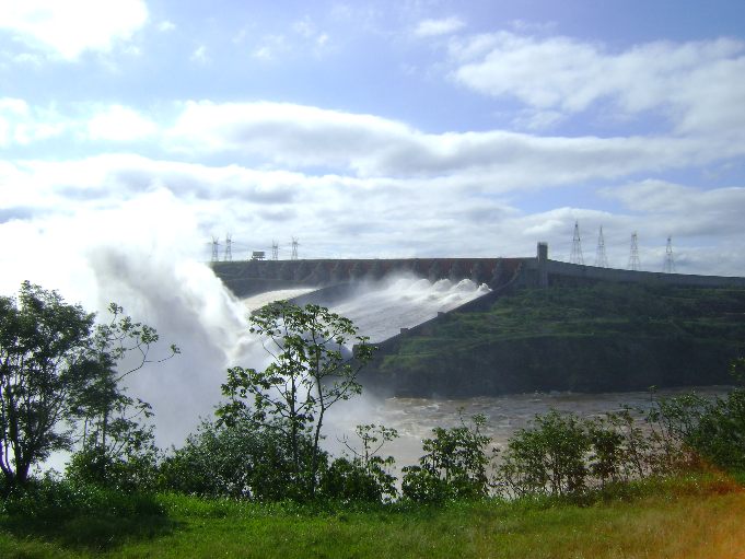 Espetáculo das comportas abertas na Usina de Itaipú, em Foz do Iguaçu.