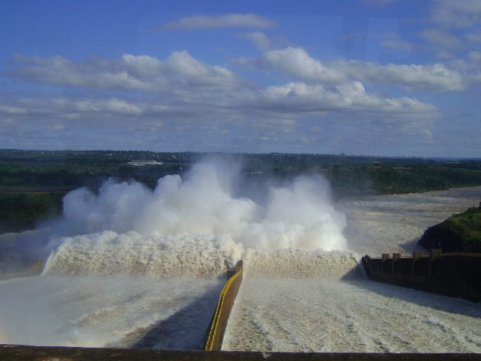 Foto de cima do vertedouro da Usina de Itaipú.