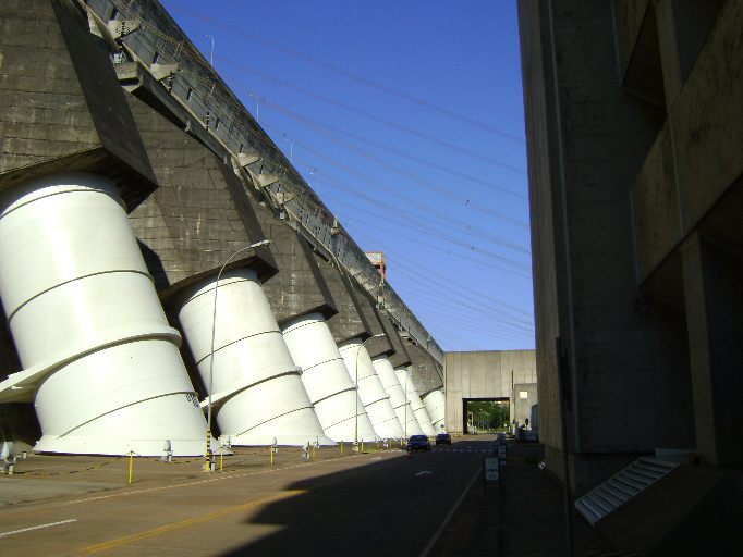 Dutos de vazão de água da Usina de Itaipú.