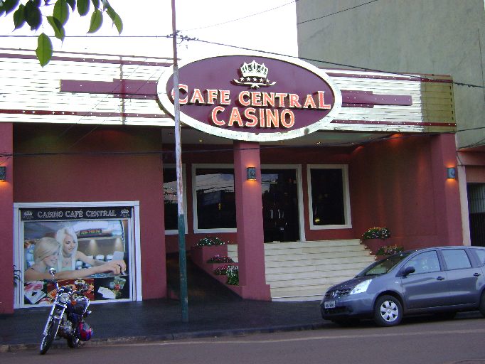 Cassino Cafe Central, no Centro de Puerto Iguazú, cidade a uns 15 Km de Foz do Iguazu.