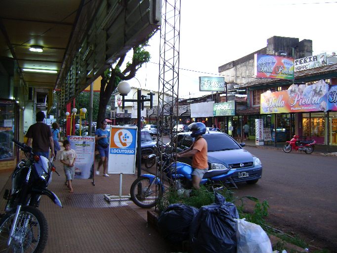 Rua principal de Puerto Iguazu.