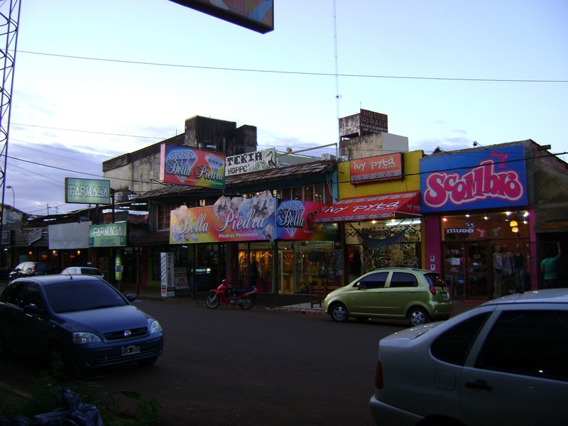 Rua principal de Puerto Iguazu.
