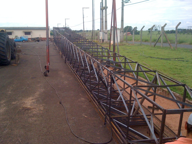 Em construção, essa de 30Mts. Embaixo dela há estrutura para mais 2 ja. E ao fundo, material para 1 de 40Mts.