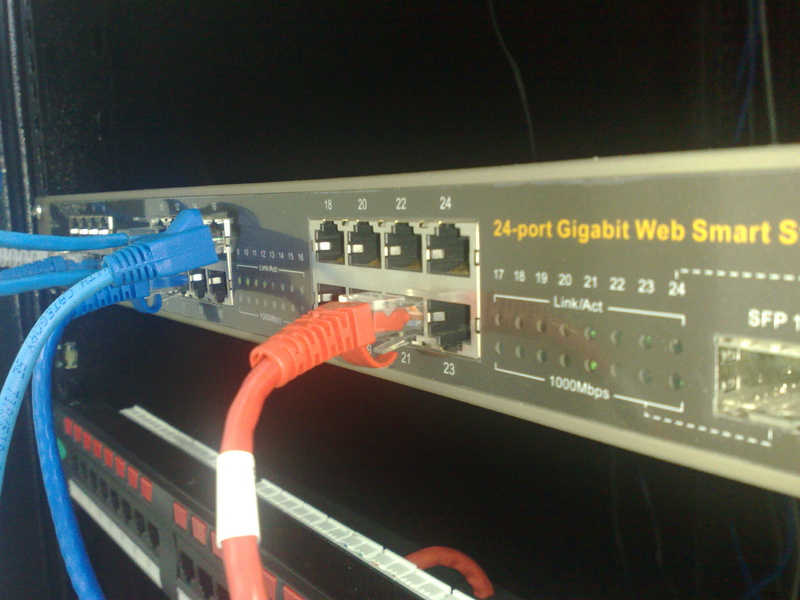 Switch Gerenciável 24 portas Gigabit Ethernet.