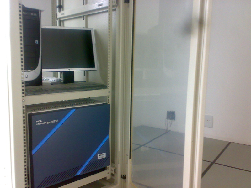 RACK COM UM NEC DVG 3000